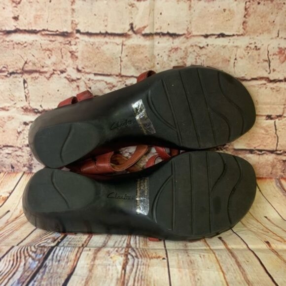 Clarks Red Leather Cutout Medallion Wedge Sandals Bucle Ankle Strap Sz 8 - Picture 10 of 11